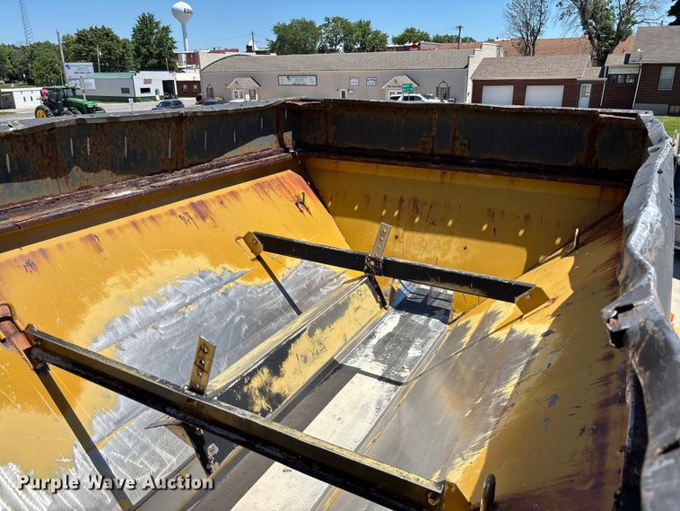 image for item FC5834 1994 International 2574 applicator truck