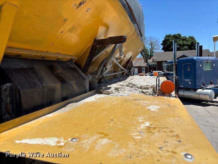 image for item FC5834 1994 International 2574 applicator truck