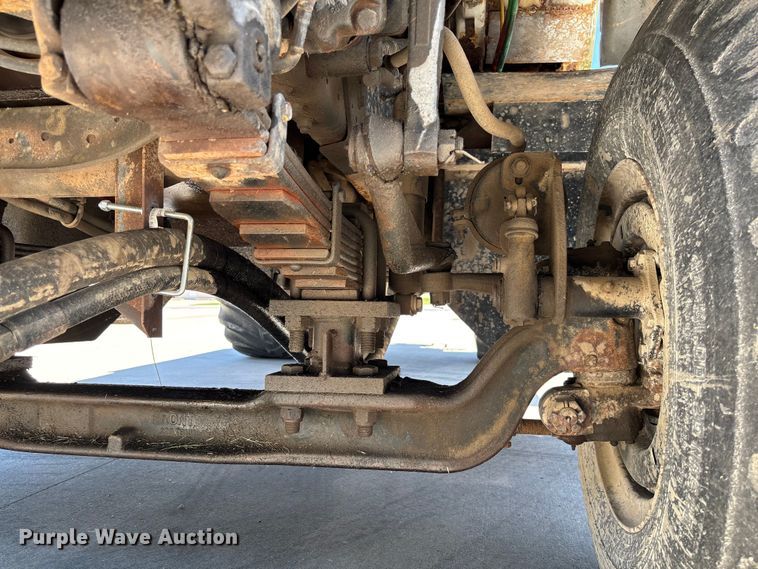 image for item FC5834 1994 International 2574 applicator truck