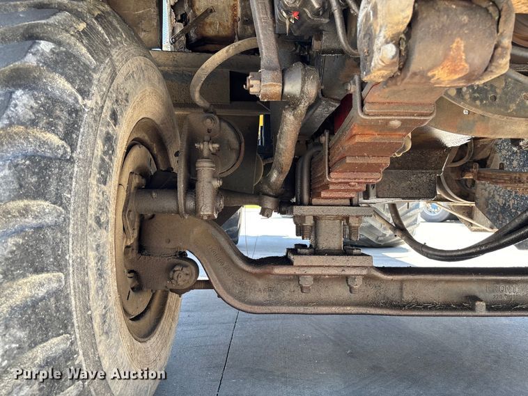 image for item FC5834 1994 International 2574 applicator truck