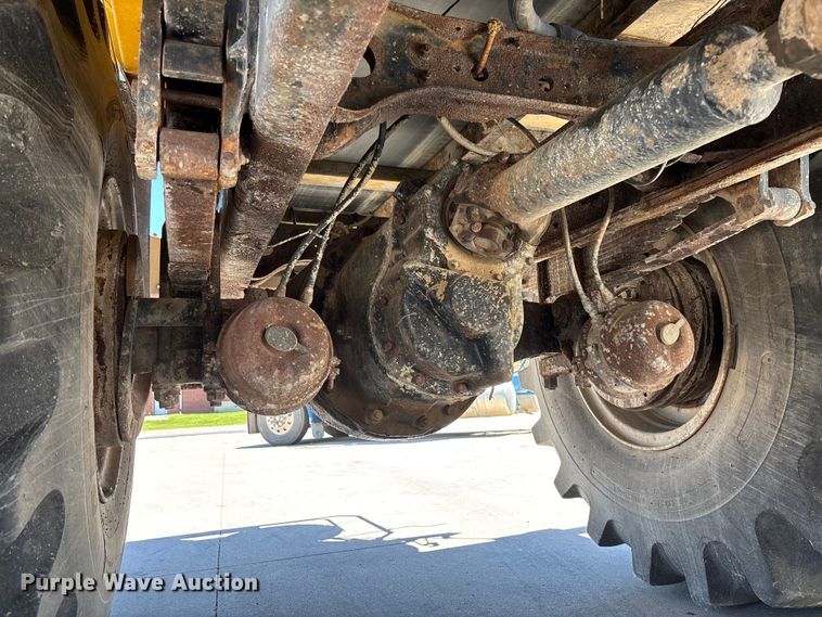 image for item FC5834 1994 International 2574 applicator truck