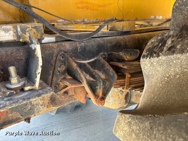 image for item FC5834 1994 International 2574 applicator truck