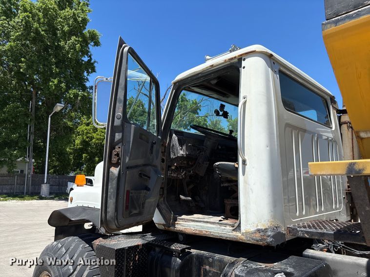 image for item FC5834 1994 International 2574 applicator truck