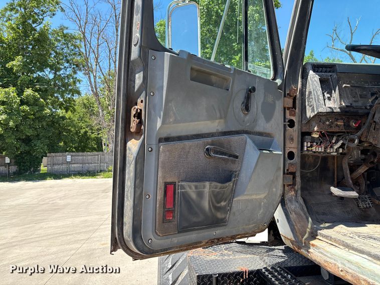 image for item FC5834 1994 International 2574 applicator truck