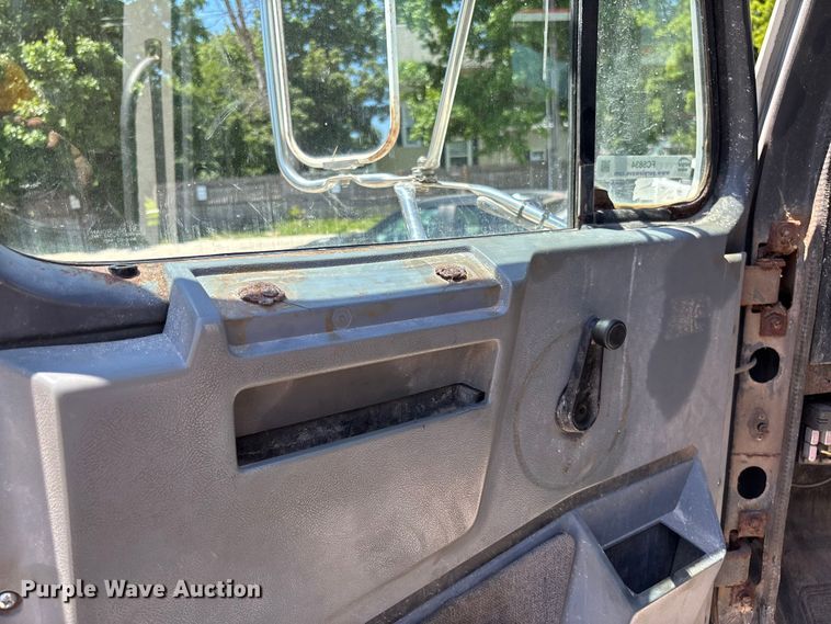 image for item FC5834 1994 International 2574 applicator truck