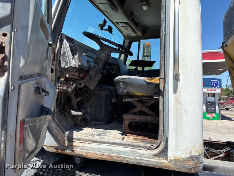 image for item FC5834 1994 International 2574 applicator truck