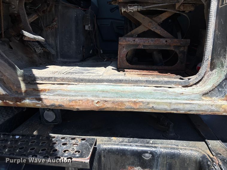 image for item FC5834 1994 International 2574 applicator truck
