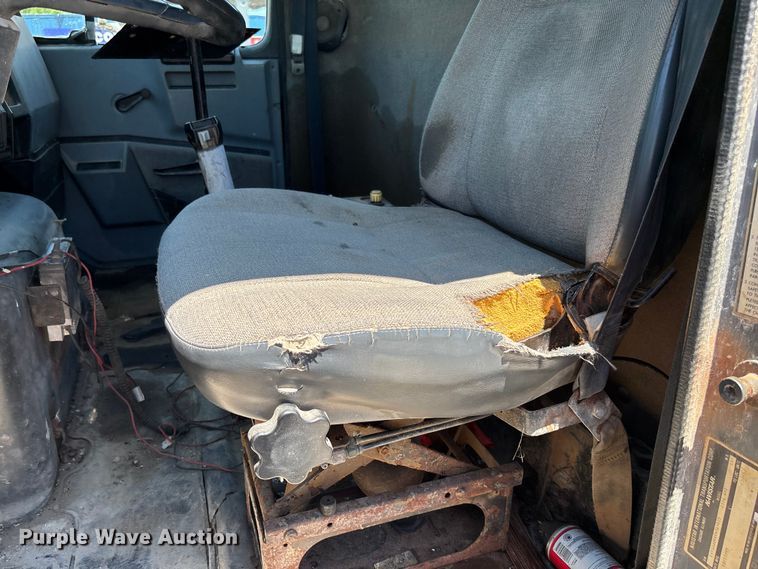image for item FC5834 1994 International 2574 applicator truck