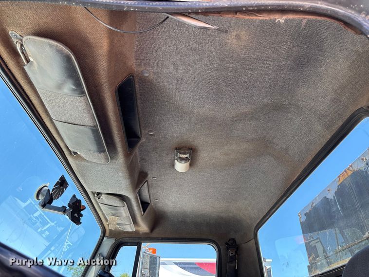 image for item FC5834 1994 International 2574 applicator truck