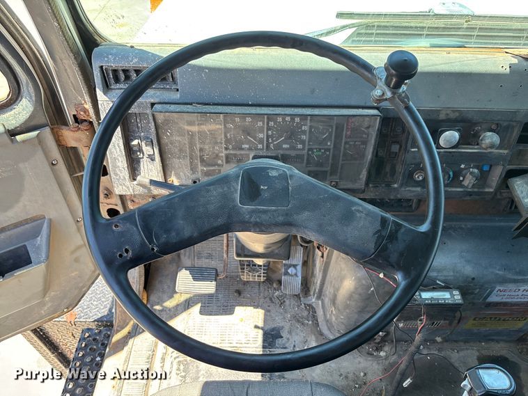 image for item FC5834 1994 International 2574 applicator truck