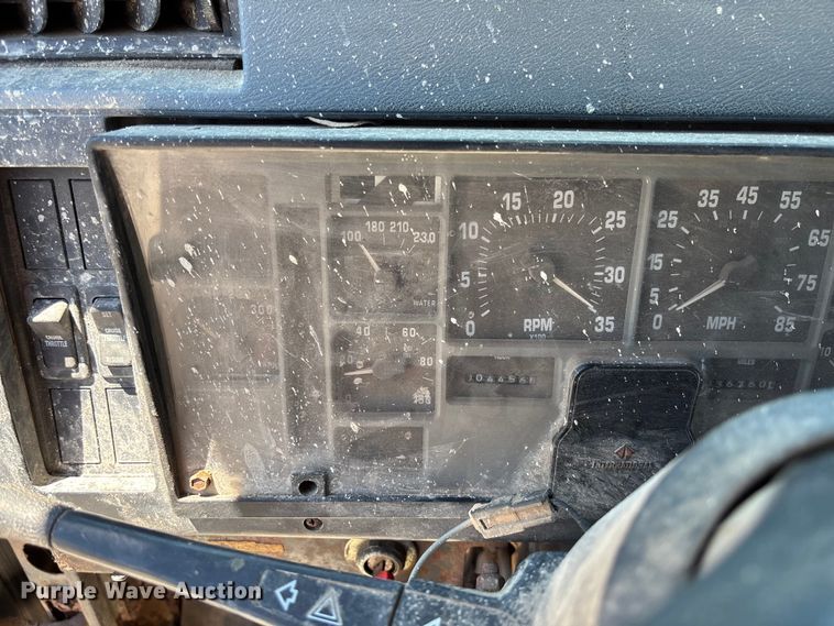 image for item FC5834 1994 International 2574 applicator truck