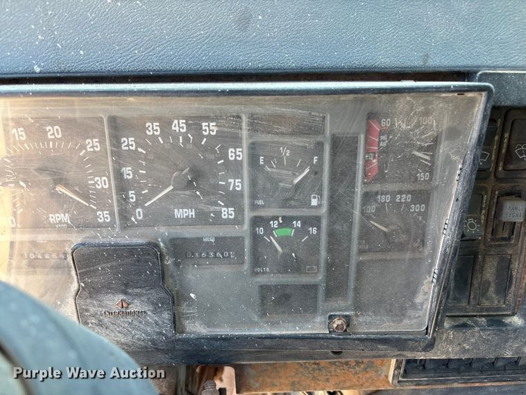 image for item FC5834 1994 International 2574 applicator truck
