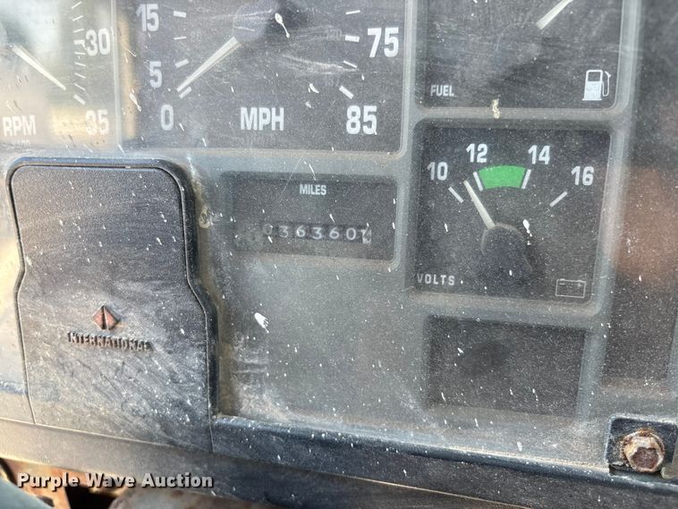 image for item FC5834 1994 International 2574 applicator truck