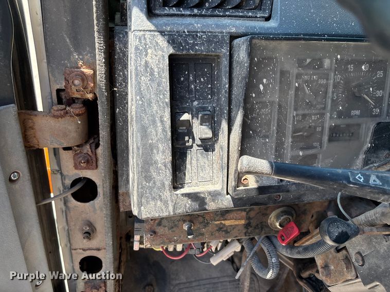 image for item FC5834 1994 International 2574 applicator truck