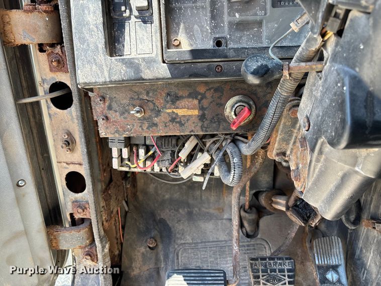image for item FC5834 1994 International 2574 applicator truck