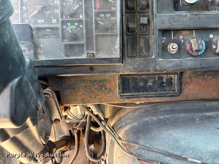 image for item FC5834 1994 International 2574 applicator truck