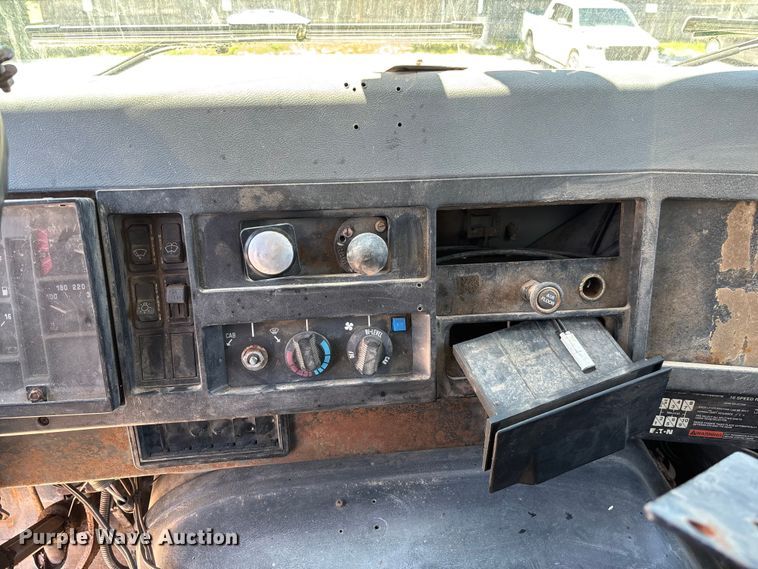 image for item FC5834 1994 International 2574 applicator truck