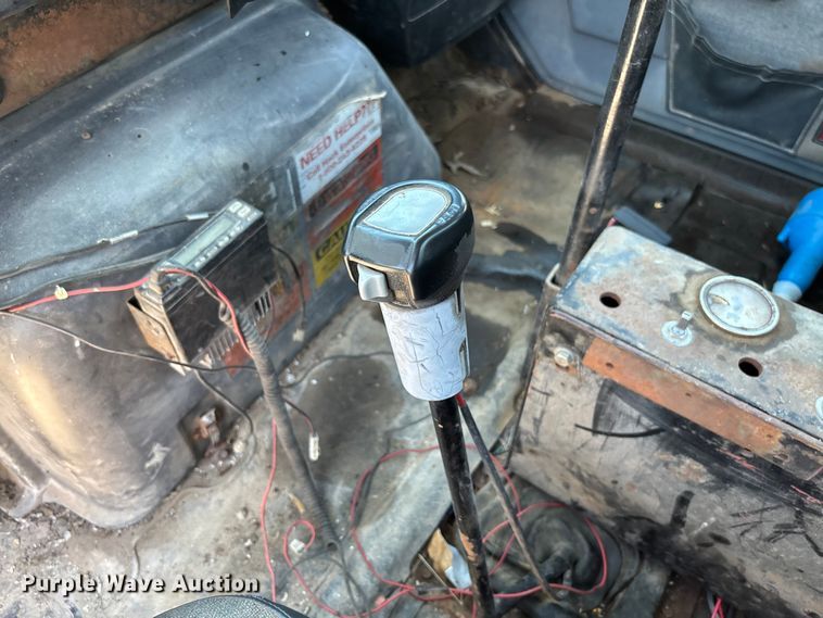 image for item FC5834 1994 International 2574 applicator truck