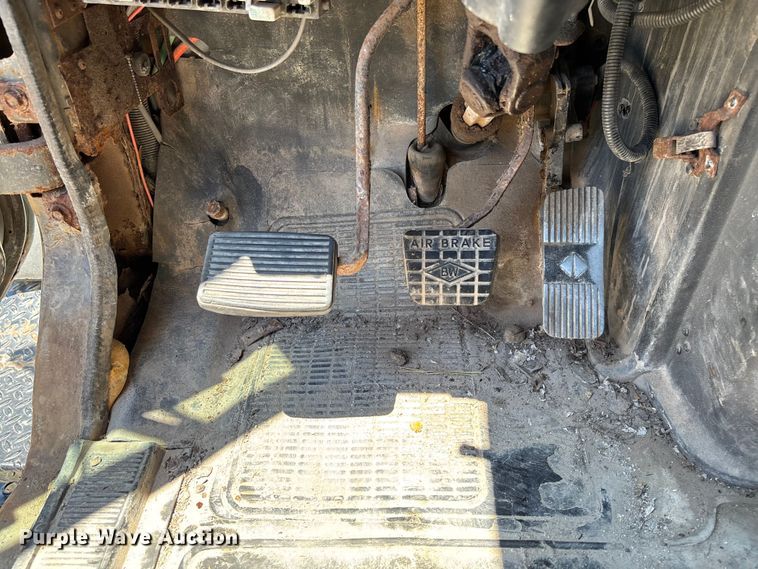 image for item FC5834 1994 International 2574 applicator truck