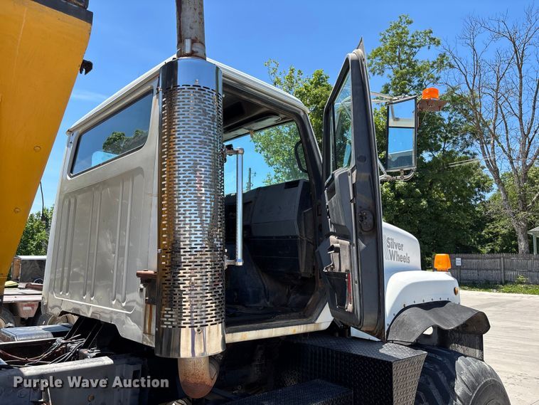 image for item FC5834 1994 International 2574 applicator truck