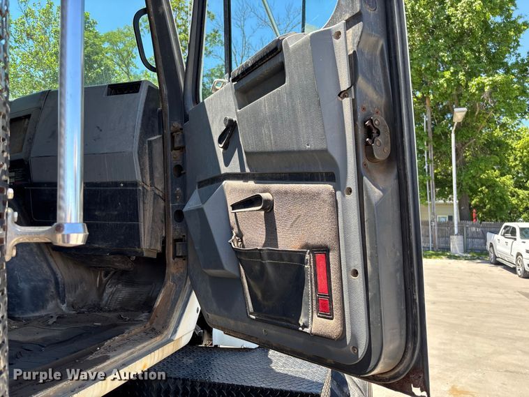 image for item FC5834 1994 International 2574 applicator truck