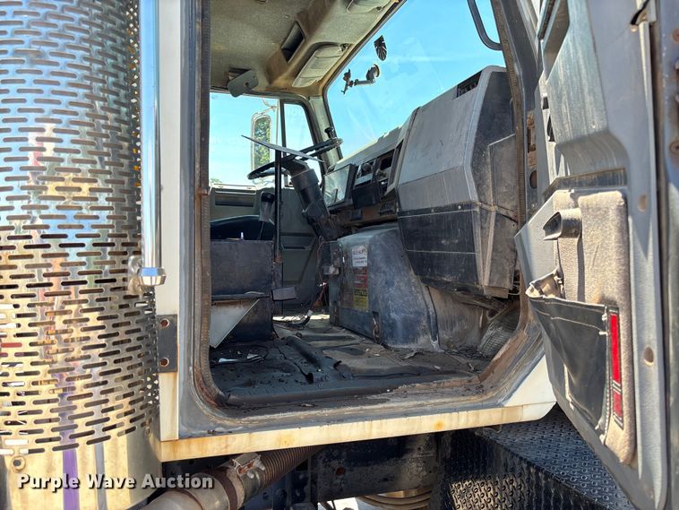 image for item FC5834 1994 International 2574 applicator truck