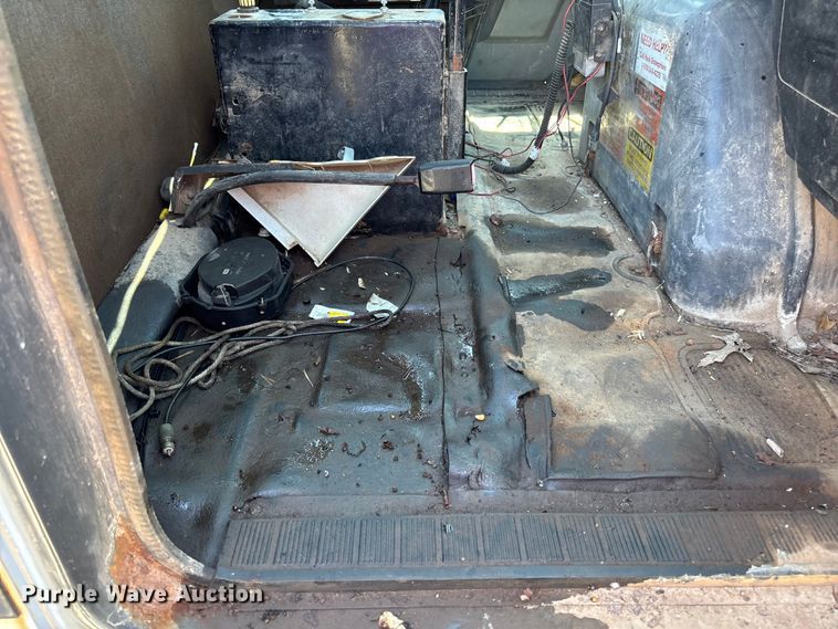 image for item FC5834 1994 International 2574 applicator truck