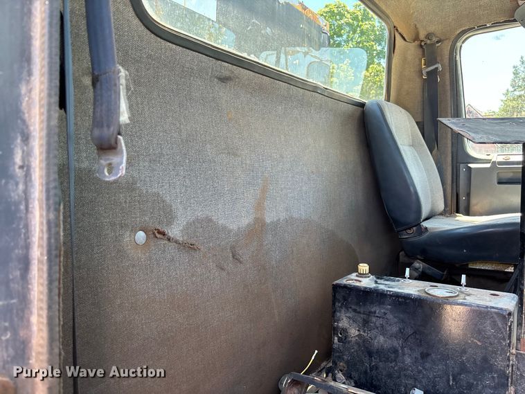 image for item FC5834 1994 International 2574 applicator truck