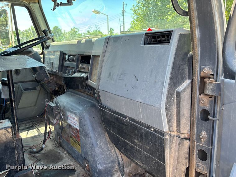 image for item FC5834 1994 International 2574 applicator truck