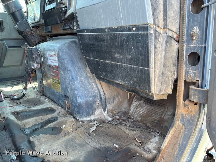 image for item FC5834 1994 International 2574 applicator truck