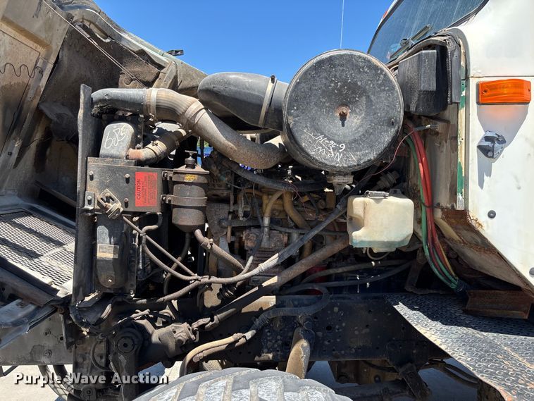 image for item FC5834 1994 International 2574 applicator truck