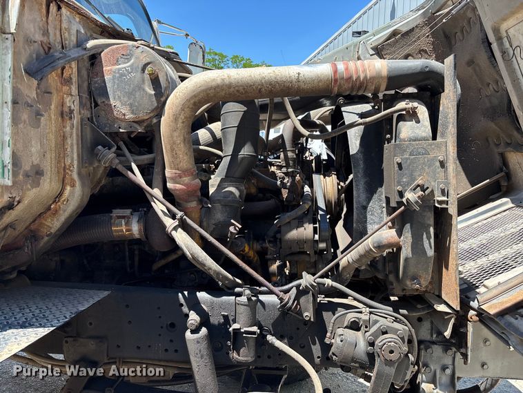 image for item FC5834 1994 International 2574 applicator truck