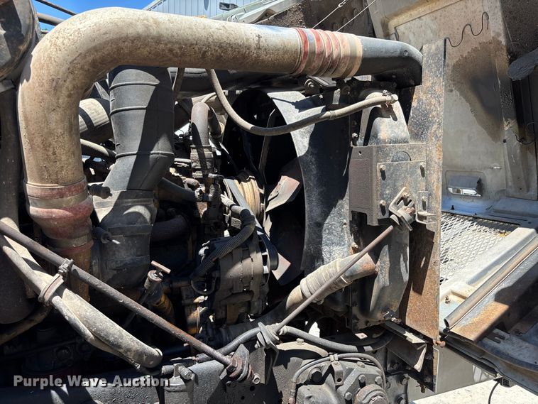 image for item FC5834 1994 International 2574 applicator truck