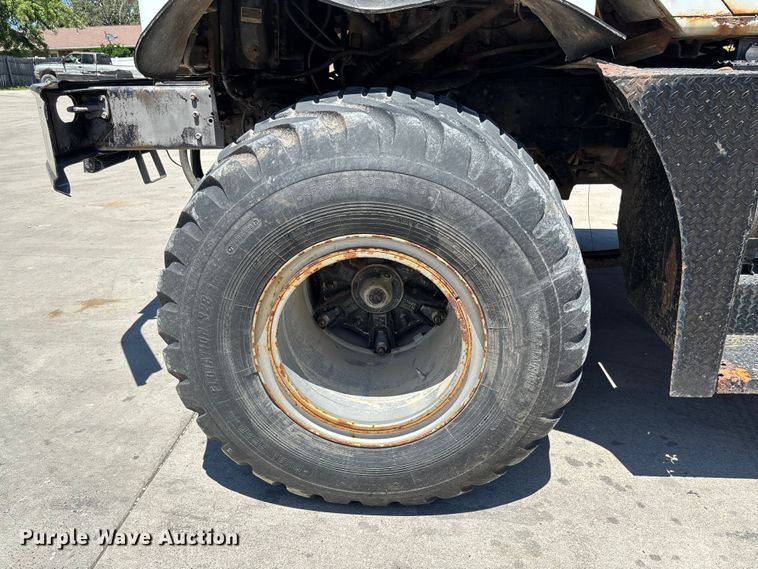 image for item FC5834 1994 International 2574 applicator truck