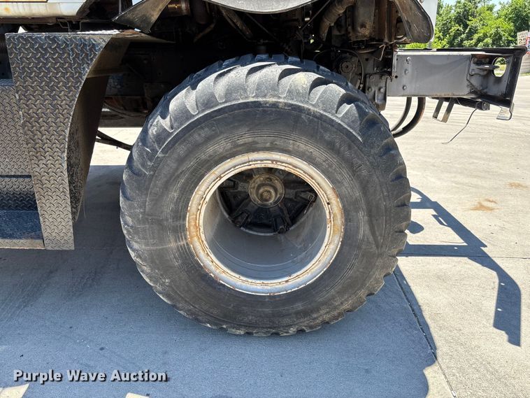 image for item FC5834 1994 International 2574 applicator truck