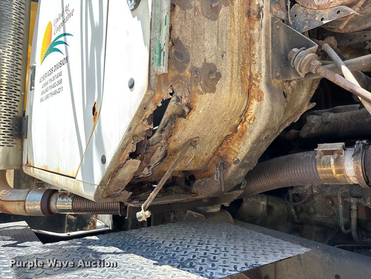 image for item FC5834 1994 International 2574 applicator truck