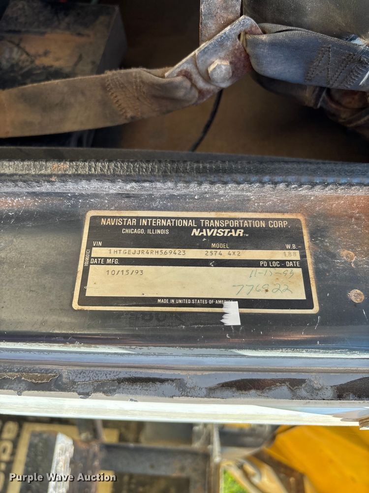 image for item FC5834 1994 International 2574 applicator truck