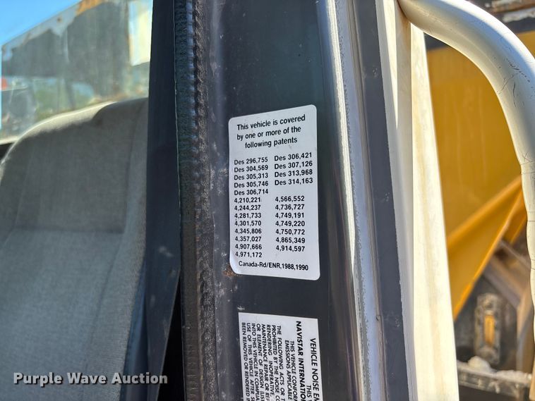 image for item FC5834 1994 International 2574 applicator truck