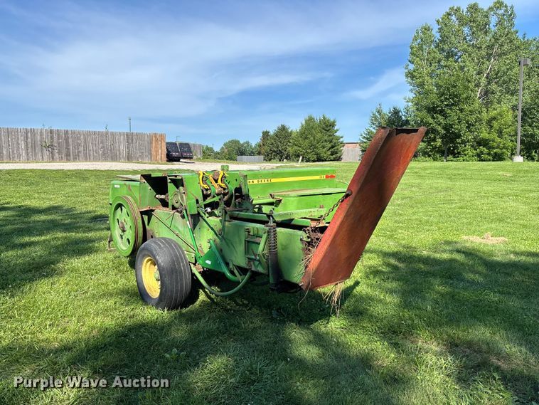 image for item FC5884 John Deere 346 small square baler