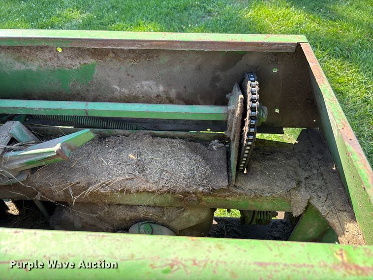 image for item FC5884 John Deere 346 small square baler