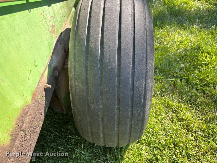 image for item FC5884 John Deere 346 small square baler