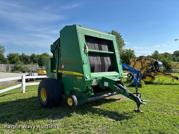 image for item FC5889 2009 John Deere 568 MegaWide Plus round baler