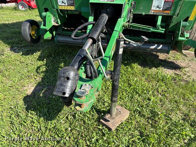 image for item FC5889 2009 John Deere 568 MegaWide Plus round baler