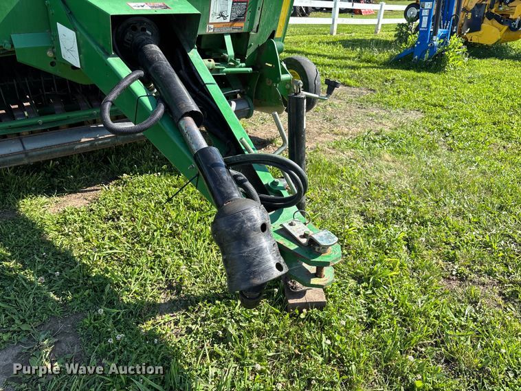 image for item FC5889 2009 John Deere 568 MegaWide Plus round baler