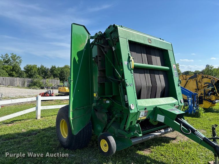 image for item FC5889 2009 John Deere 568 MegaWide Plus round baler