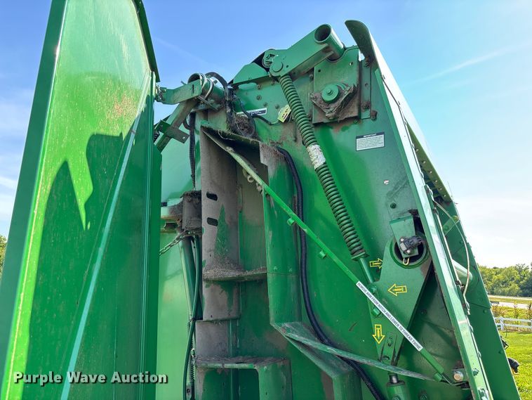 image for item FC5889 2009 John Deere 568 MegaWide Plus round baler