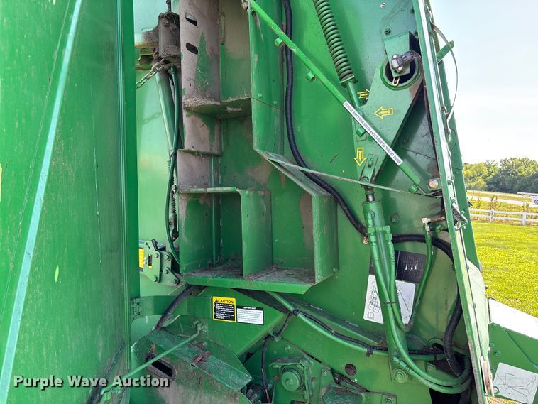 image for item FC5889 2009 John Deere 568 MegaWide Plus round baler