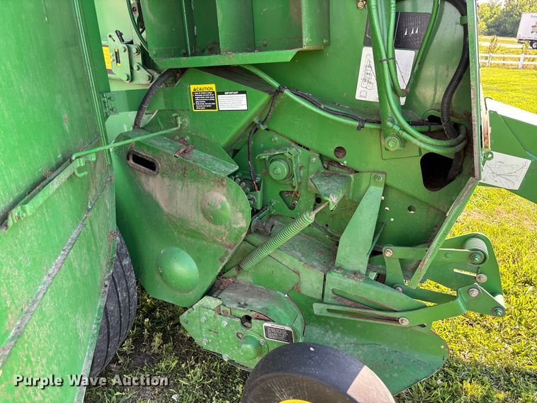image for item FC5889 2009 John Deere 568 MegaWide Plus round baler