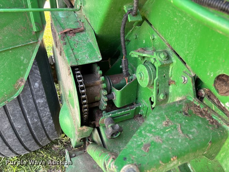 image for item FC5889 2009 John Deere 568 MegaWide Plus round baler