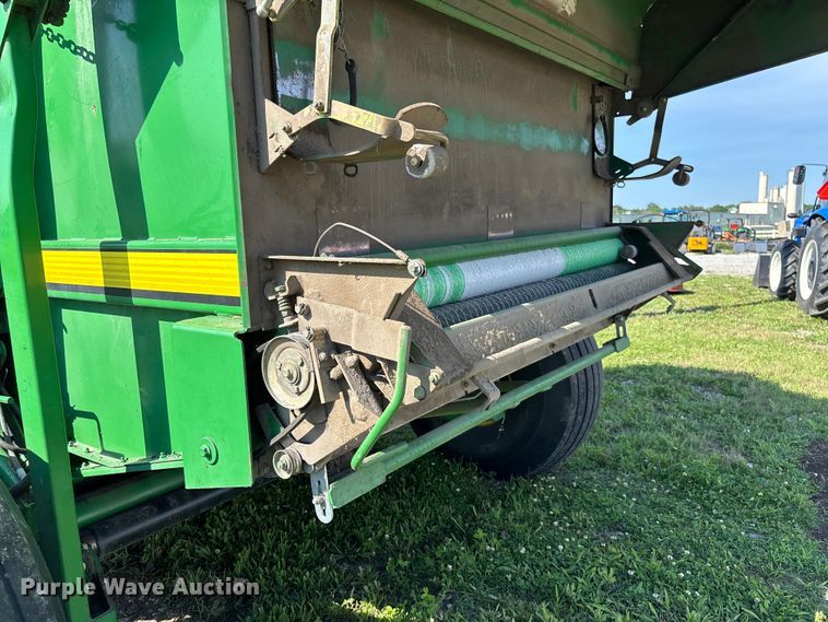 image for item FC5889 2009 John Deere 568 MegaWide Plus round baler